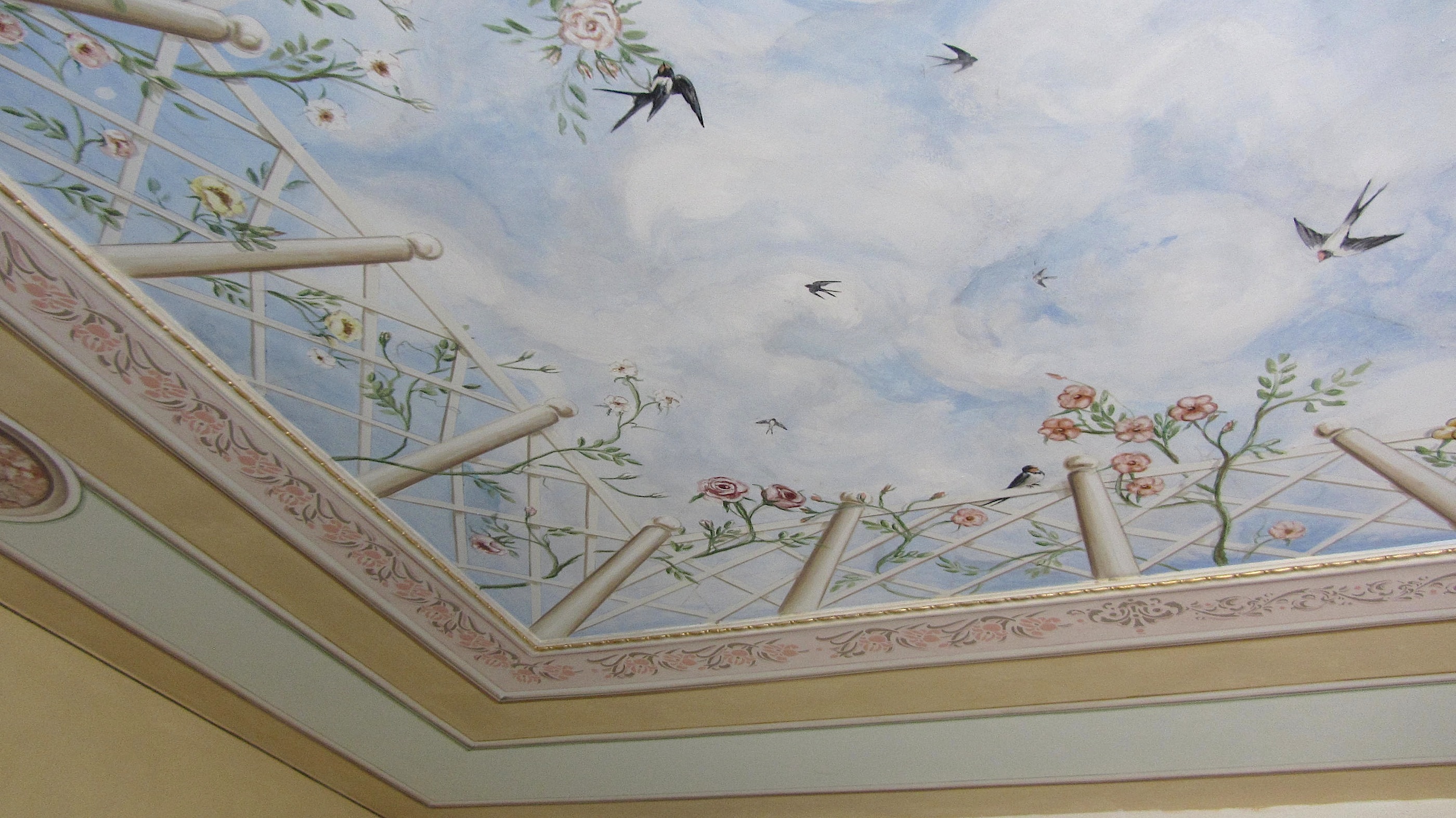 decorare un soffitto: Particolare della ringhiera dipinta nella decorazione